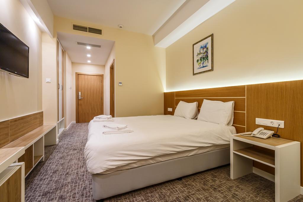 Hotel Bellevue Требинье Экстерьер фото